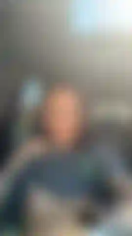 Só uma pequena espiada nos meus seios à luz do sol.