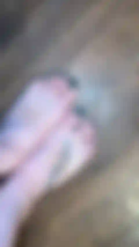 Unhas verdes frescas e pedicure.