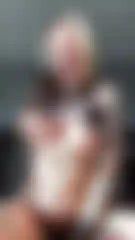 Brinca com titty, anda de vibrador, conversa suja e deitada vai fundo.