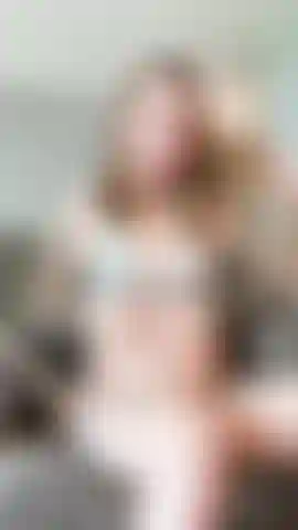 Batendo na minha bunda e implorando por sua porra até gozar.