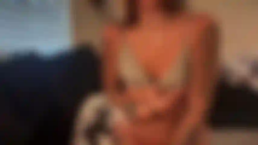 Brinco com meus peitos e como minha buceta.