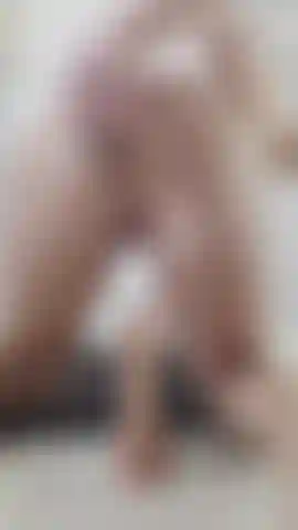 Enfiando um plug grande na minha bundinha apertada em pov 🍑.