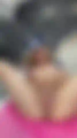 Aposto que você nunca viu uma policial sexy jorrando enquanto outros a observam, não é? Eu fodo minha buceta com muito amor e gozei com squirt, me diz se você ama isso.