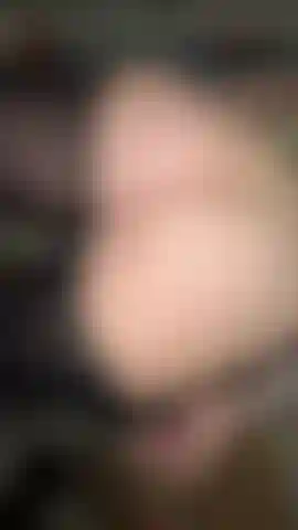 Abrindo essas nádegas com um plug anal! Você não vai querer perder esse vídeo sexy.