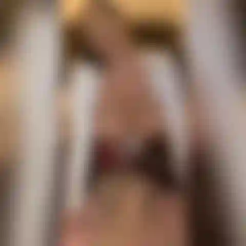 Com roupa de colegial e torta de creme.