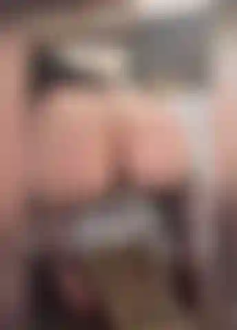 Estilo cachorrinho com minha máquina de foder! Então me observe deitar e levar uma surra de missionário até gozar.