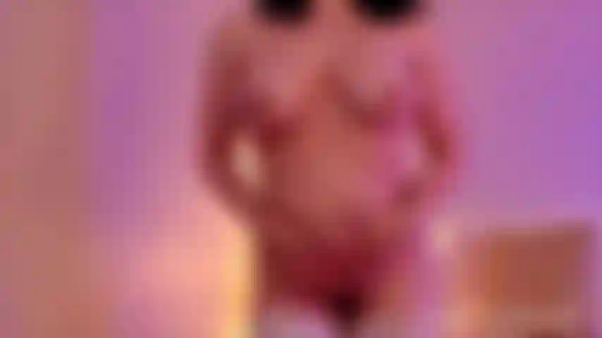 Dedilhando e gozando em meia arrastão branca.