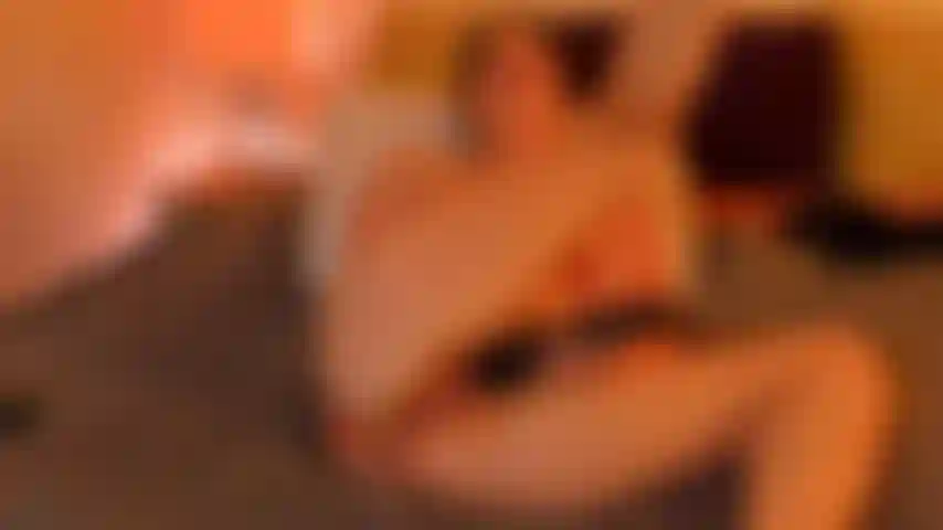 Dedilhando minha bunda enquanto uso um show gravado com vibrador.