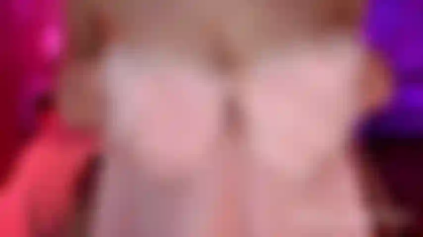 Show de brinquedos de vidro com show gravado com fantasia de fembot.