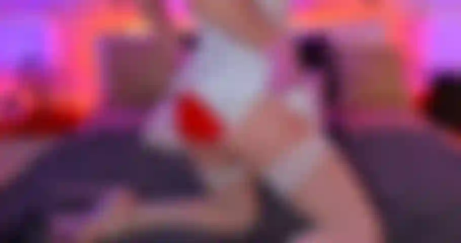 Enfermeira safada com salto e um grande consolo gravado show.