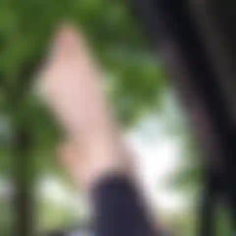 Pés descalços e unhas naturais com trabalho nos pés.