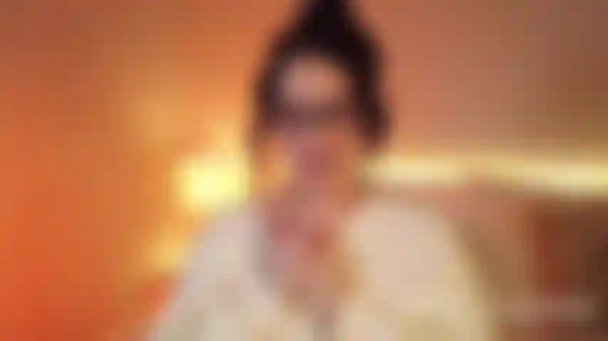 Um dildo andando de suéter.