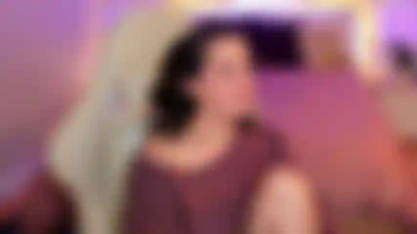 Dedilhado e masturbação com vibrador em show gravado em cadeira.