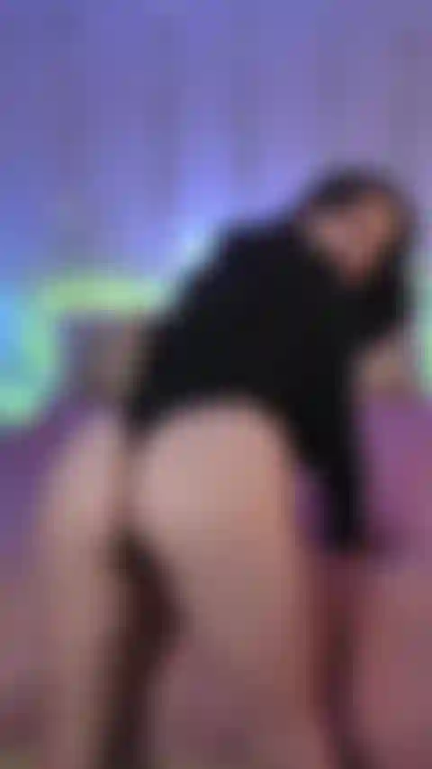 Me despindo e fodendo um vibrador.