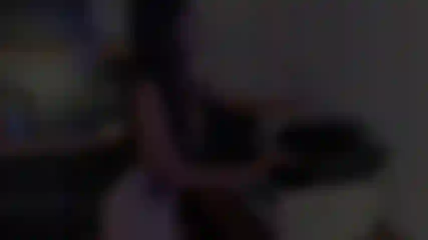 Brinco com meus peitos grandes no meu escritório.