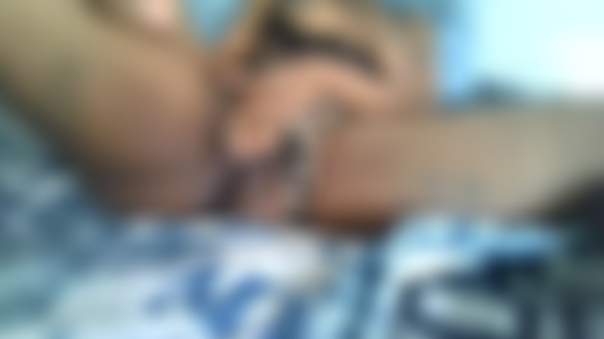 Fiquei com tesão então brinquei com minha buceta.