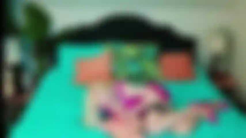 Cavalgando e me masturbo nos peitos.