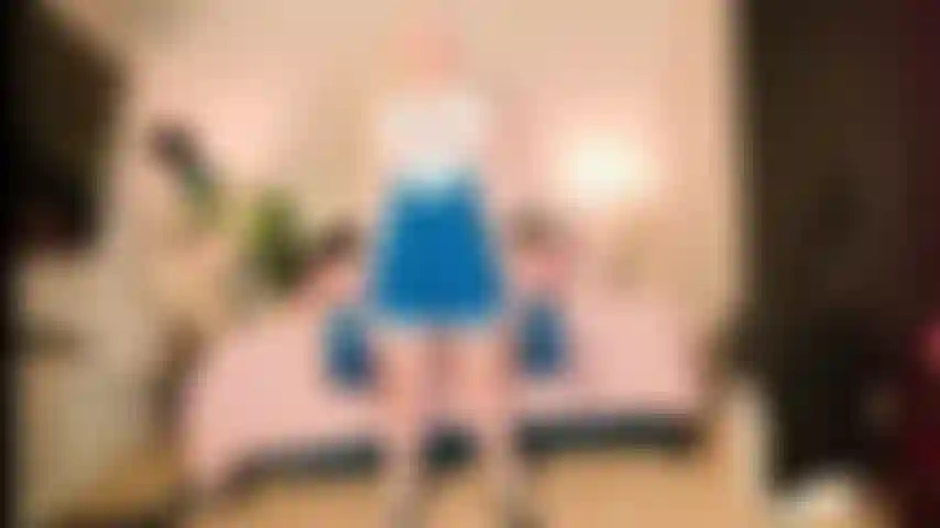 Treino de chutes de líder de torcida (sem nudez).