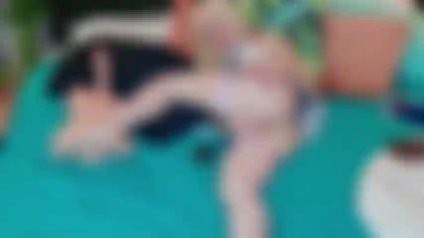 Uniforme escolar, assistindo pornografia e transando paralelamente.