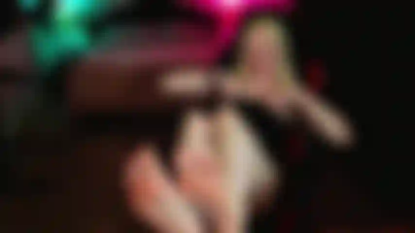 Destruidora de lares com adoração descalça.