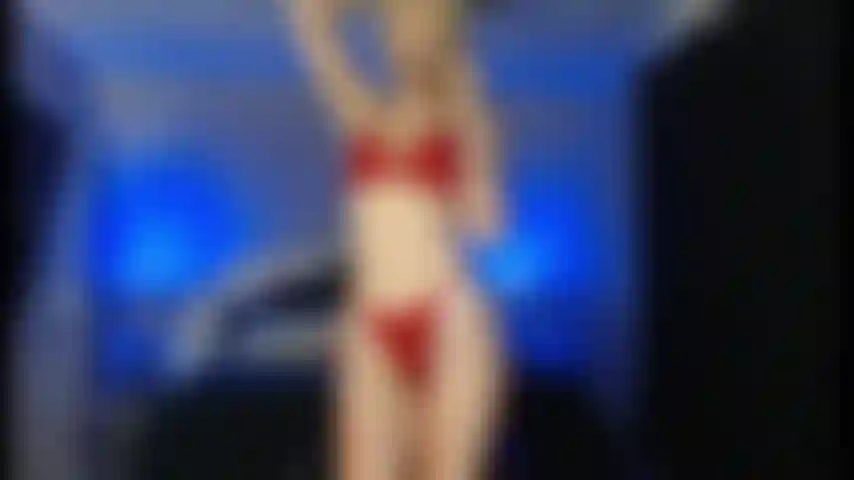 Gold show, lingerie vermelha, meias pretas transparentes, montando.