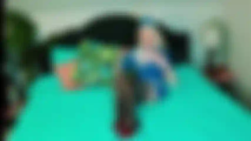 Comissária de bordo chupa e anda com contagem regressiva.