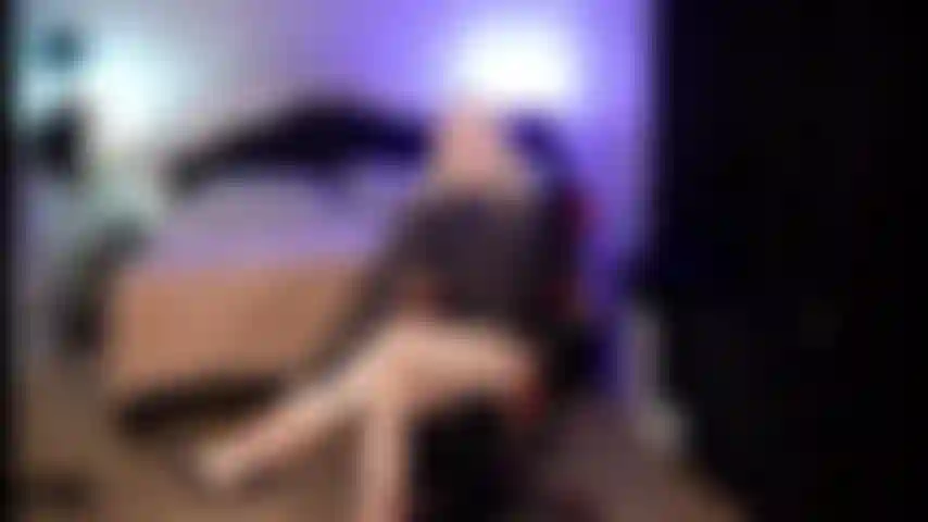 Sissy treinando com demonstração anal.