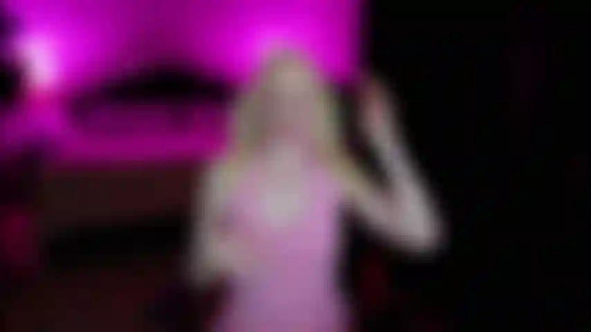 Linda garota com tranças usa strapon em você.