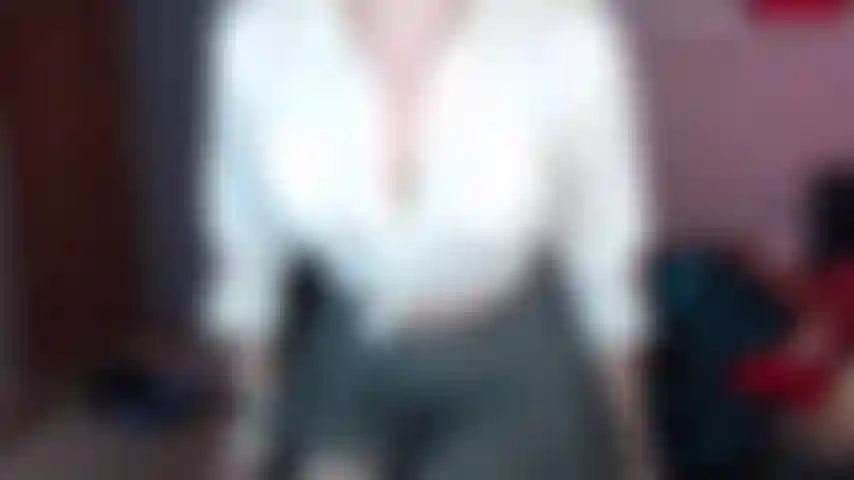 Alexa mostra sua coleção de sapatos e se entrega a uma sapatilha safada esfregando sua buceta e anal neste vídeo personalizado feito originalmente para mark.