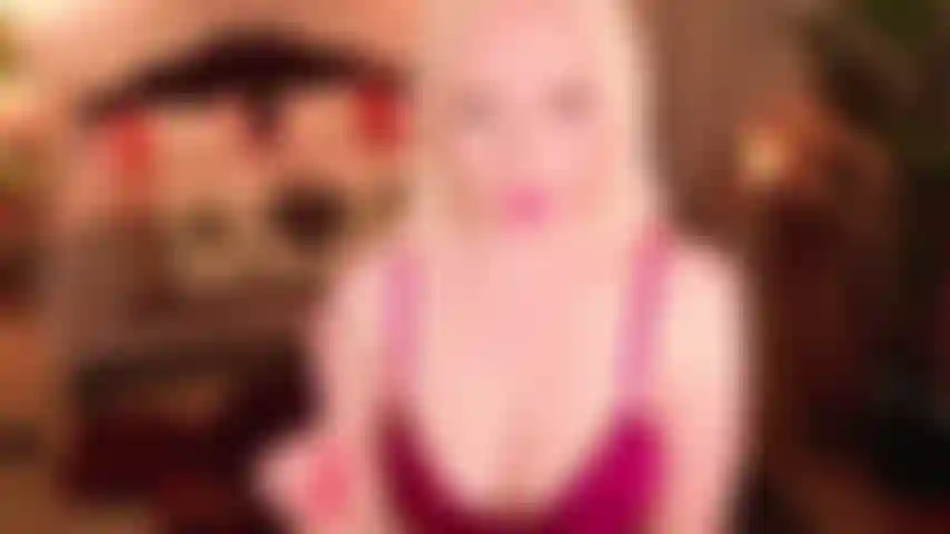 A senhora te guia para gozar apenas com o mamilo.