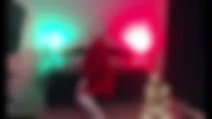 Dança de provocação de bebê papai noel.