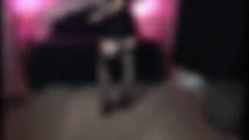 Sexy vestido preto de meias e saltos.