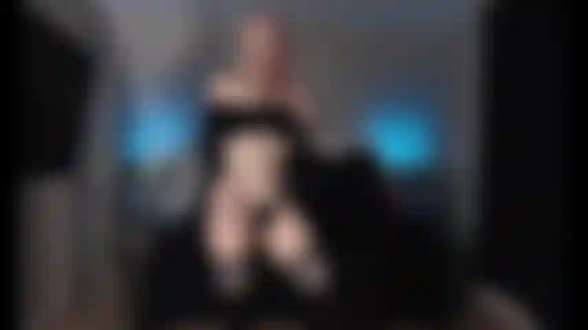 Jogo de buceta usando meias acima do joelho.