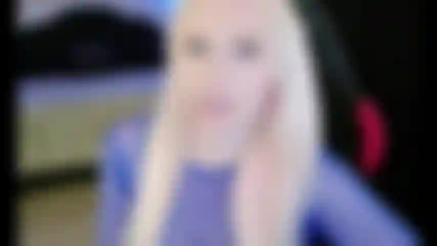 Eu fodo e lambo seu umbigo.