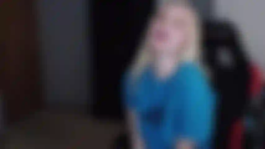 Vídeo personalizado feito para gilbert. Faço planos de torturá-lo, deixando-o trancado nu fora de casa sob o sol quente enquanto o chupo com meu namorado chuck, masturbação no final do vídeo.