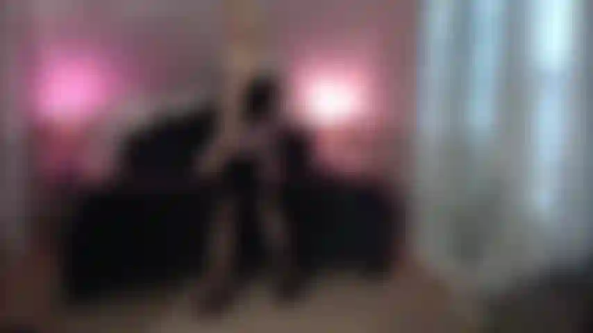 Vestido elegante, lingerie, meia-calça e salto alto, tiro a roupa e me masturbo até o orgasmo com vibe.