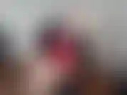 Alexa é uma secretária trapaceira de vestido vermelho e salto alto!