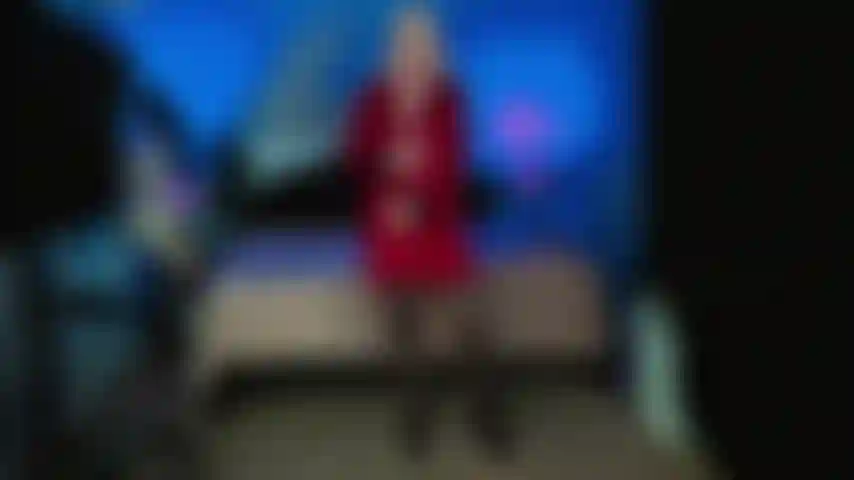 Fantasias de dona de casa tarada em um robe de cetim.