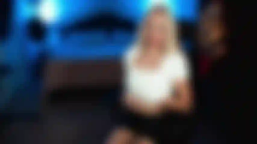 Milf joi custom, minissaia de couro.