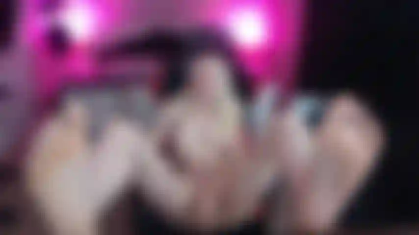 Pés descalços! Foda-se minha boceta suculenta!