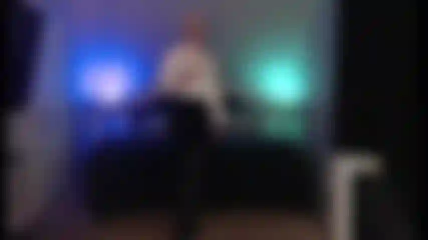 Secretária de blusa de seda.