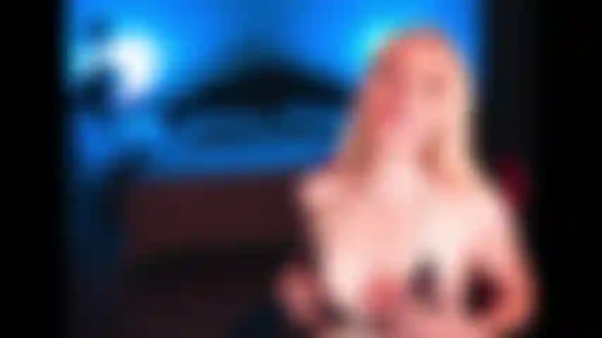 Sissy perdedora enjaulada na castidade e provocada.