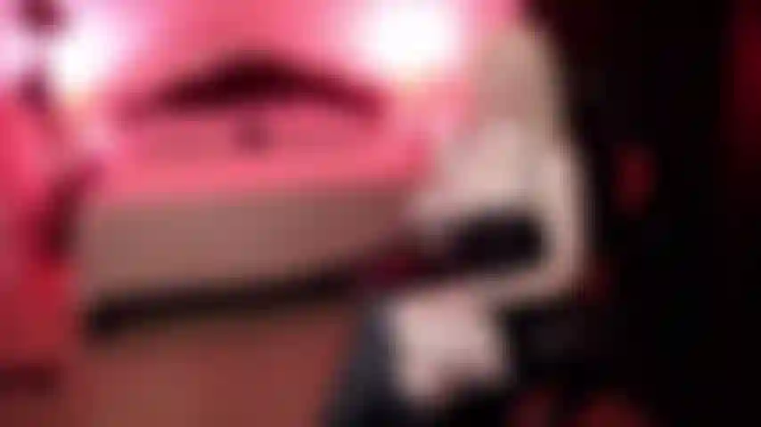 Dominatrix usando couro e botas te prende na castidade.