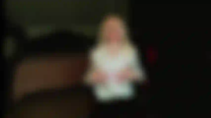 Fetiche por blusa de seda - não nua.