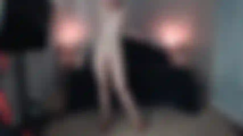 Pernas compridas de salto cunha, posando, depois gozo com vibrador.