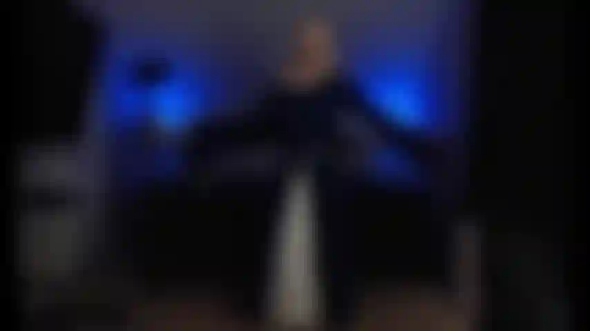 A princesa do reino recompensa o bravo cavaleiro.