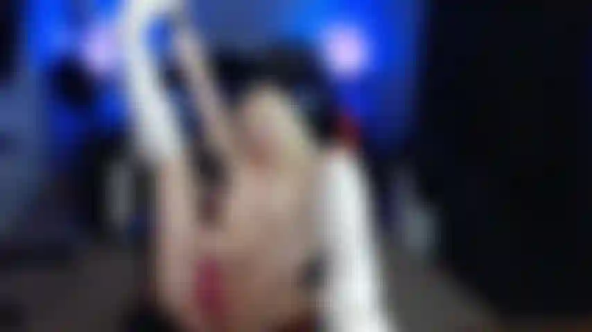 Espancada e gozando de meias.