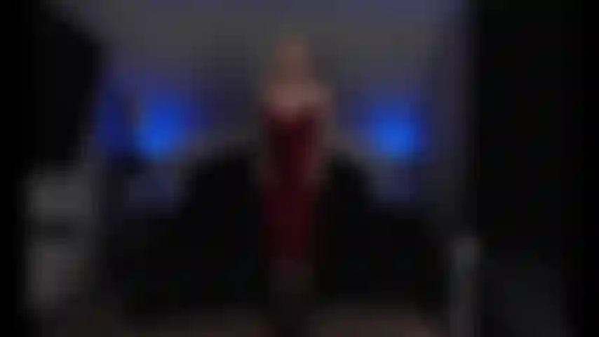 Jogo de mamilo, gozando e esguichando gozada de brinquedo nos peitos.