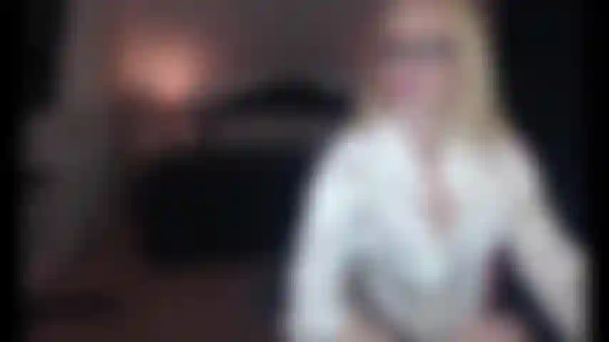 Secretário fembot funciona mal após o orgasmo.