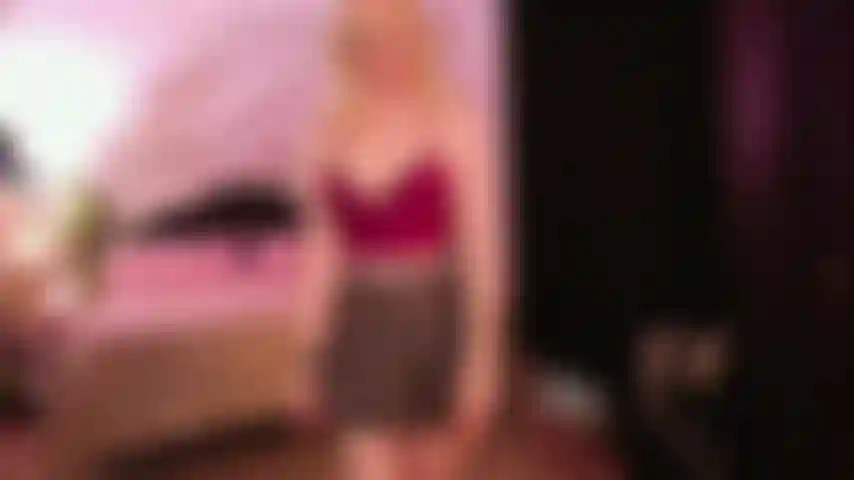 Surpresa, com uma cinta-liga.